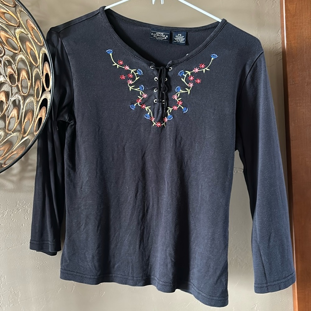 Sonoma PS embroidered top. Black 3/4 sleeve